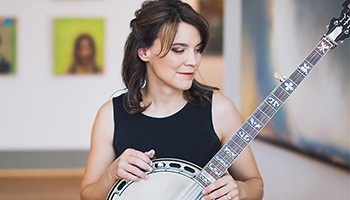 Kristin Scott Benson holding her banjo