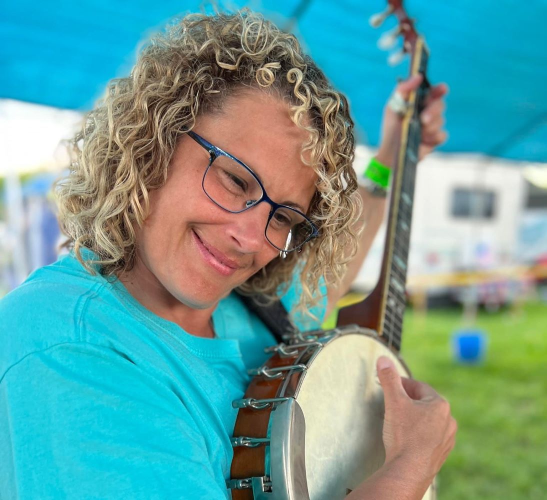 Trish Fore playing the banjo